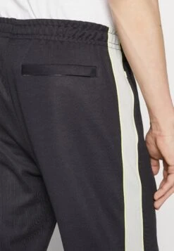 Lacoste Pantalon De Survêtement - Abysm -URBAN CLASSICS Soldes Boutique db63e089a7814928ae8b24befbeb7a80